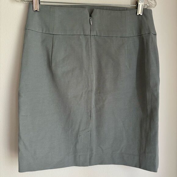 Banana Republic Women’s gray pencil straight stretch skirt size 6P - NWOT! - Picture 3 of 9